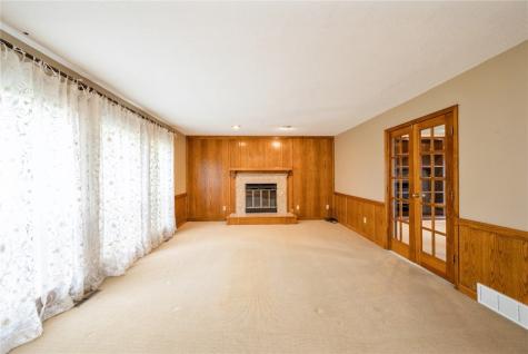 111 Stone Hedge Drive NW Cedar Rapids IA 52405