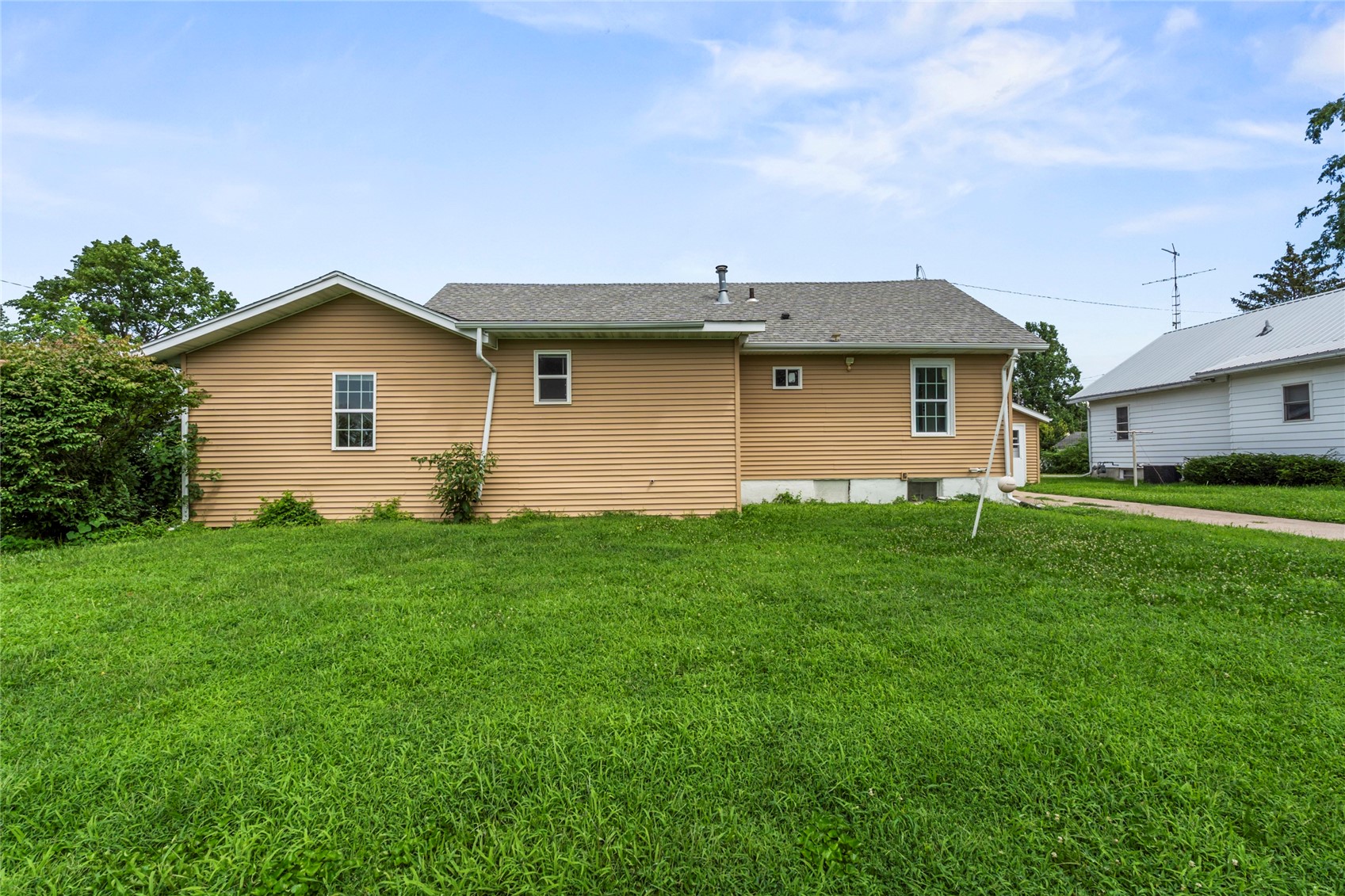 958 S Iowa Avenue Washington IA 52353