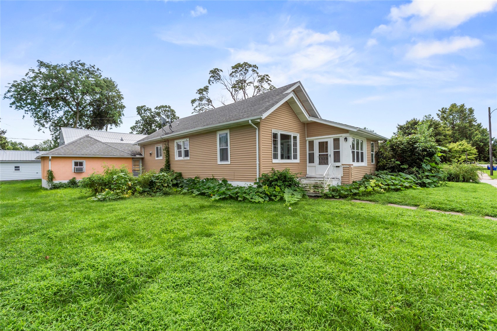 958 S Iowa Avenue Washington IA 52353