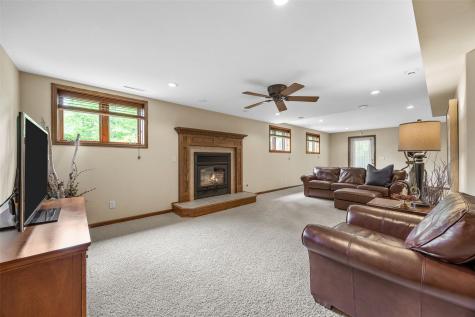 425 Northhaven Drive Robins IA 52328
