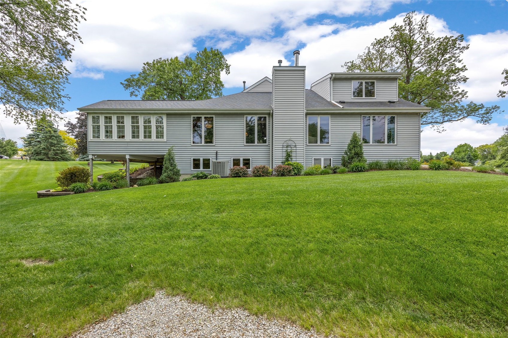 425 Northhaven Drive Robins IA 52328