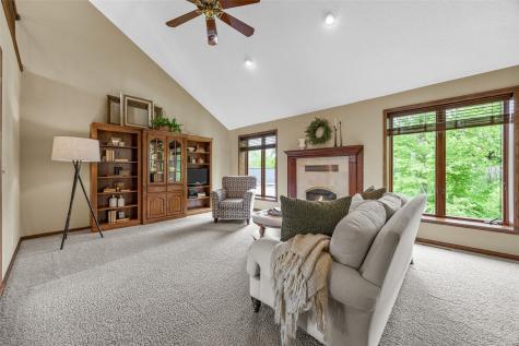 425 Northhaven Drive Robins IA 52328