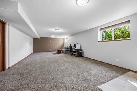 2050 Hillside Drive Ely IA 52227