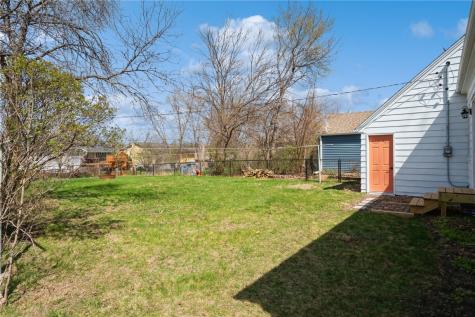 2734 Meadowbrook Drive SE Cedar Rapids IA 52403