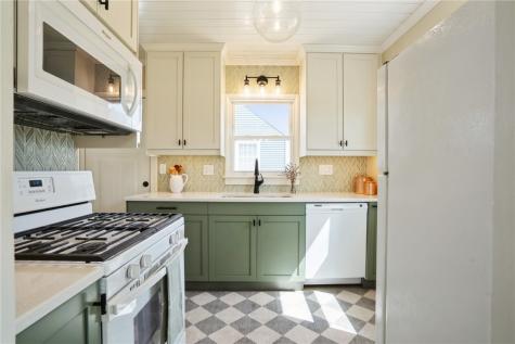 2734 Meadowbrook Drive SE Cedar Rapids IA 52403