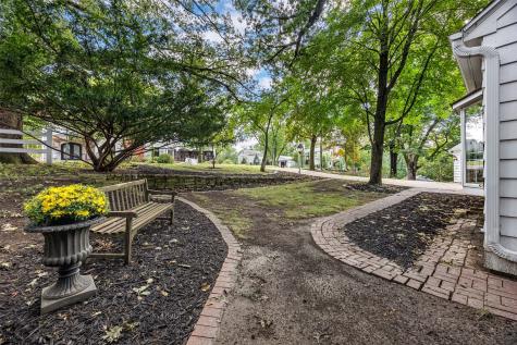 10 Oakridge Avenue Iowa City IA 52246