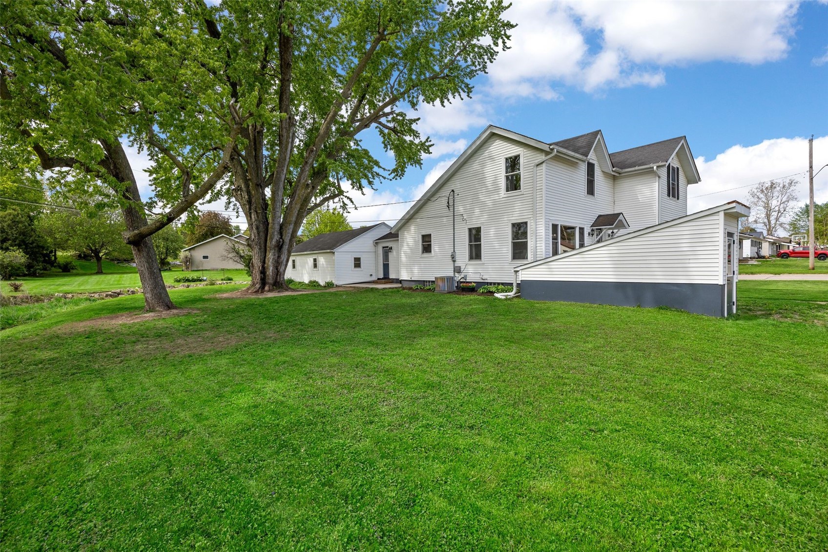 421 W 5th Street Monticello IA 52310
