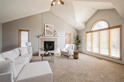 1922 Greentree Court NW Cedar Rapids IA 52405