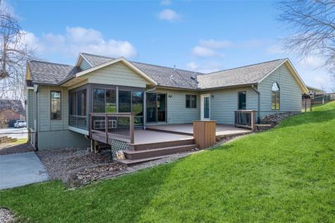 1922 Greentree Court NW Cedar Rapids IA 52405