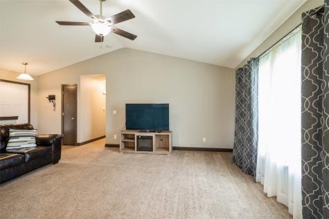 402/404 Root Drive Blairstown IA 52209