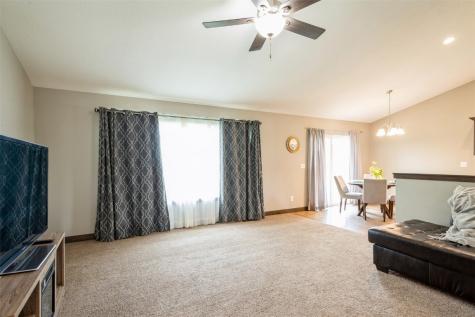 402/404 Root Drive Blairstown IA 52209