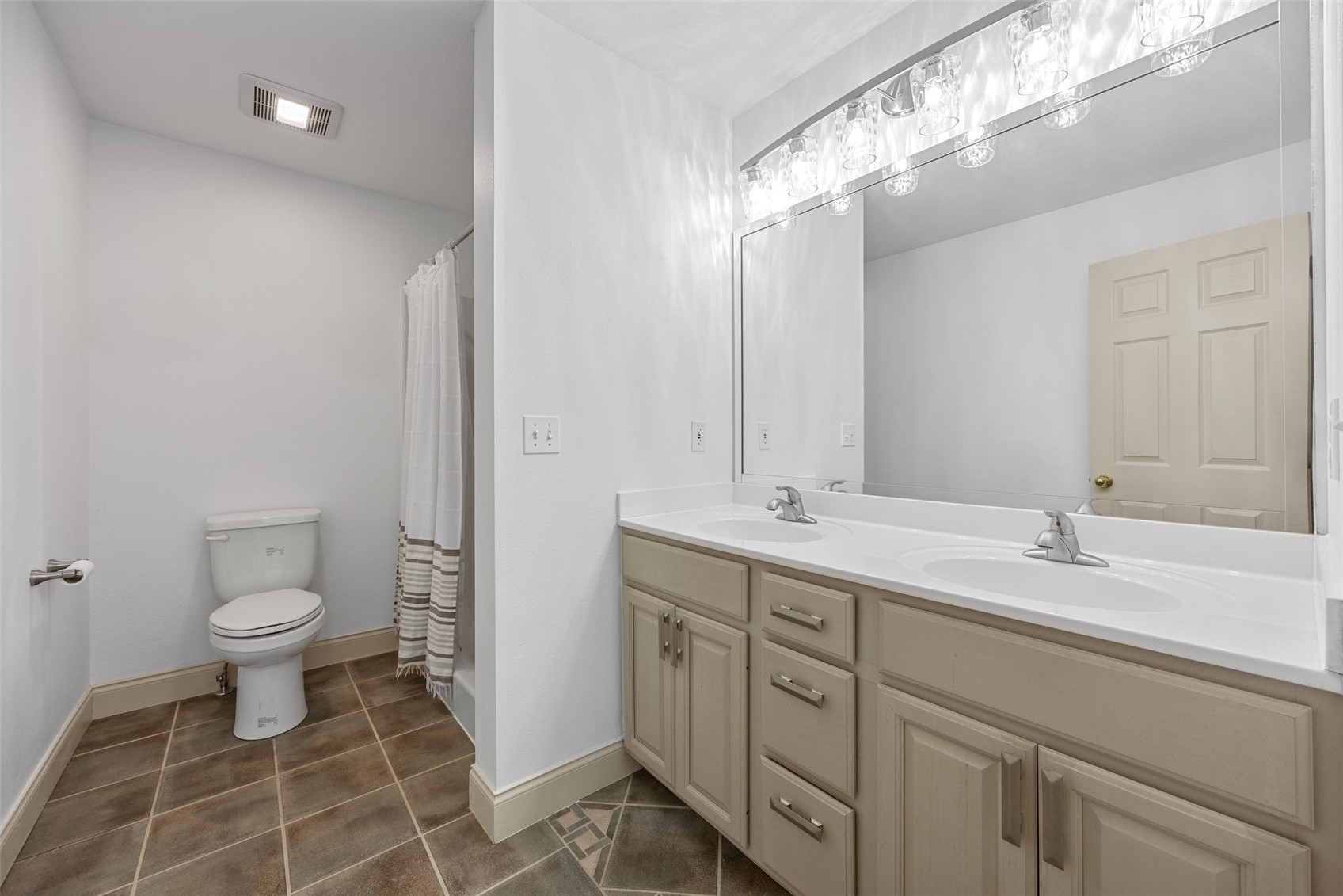 2823 120th Street NE Swisher IA 52338