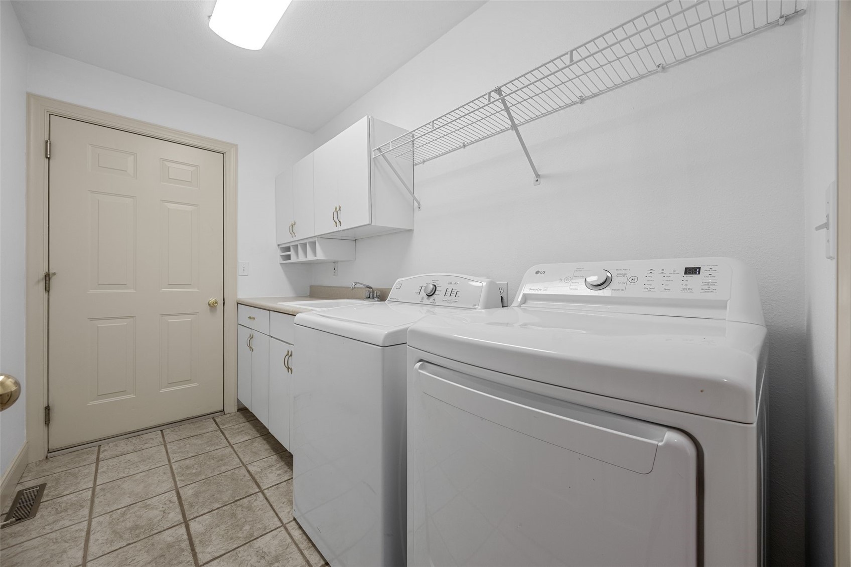 2823 120th Street NE Swisher IA 52338