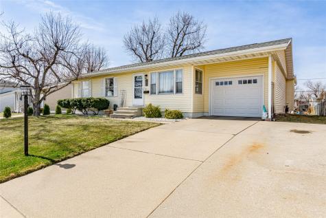 146 Eastview Drive NW Cedar Rapids IA 52405