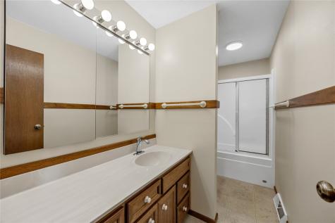 230 Sussex Drive NE Cedar Rapids IA 52402