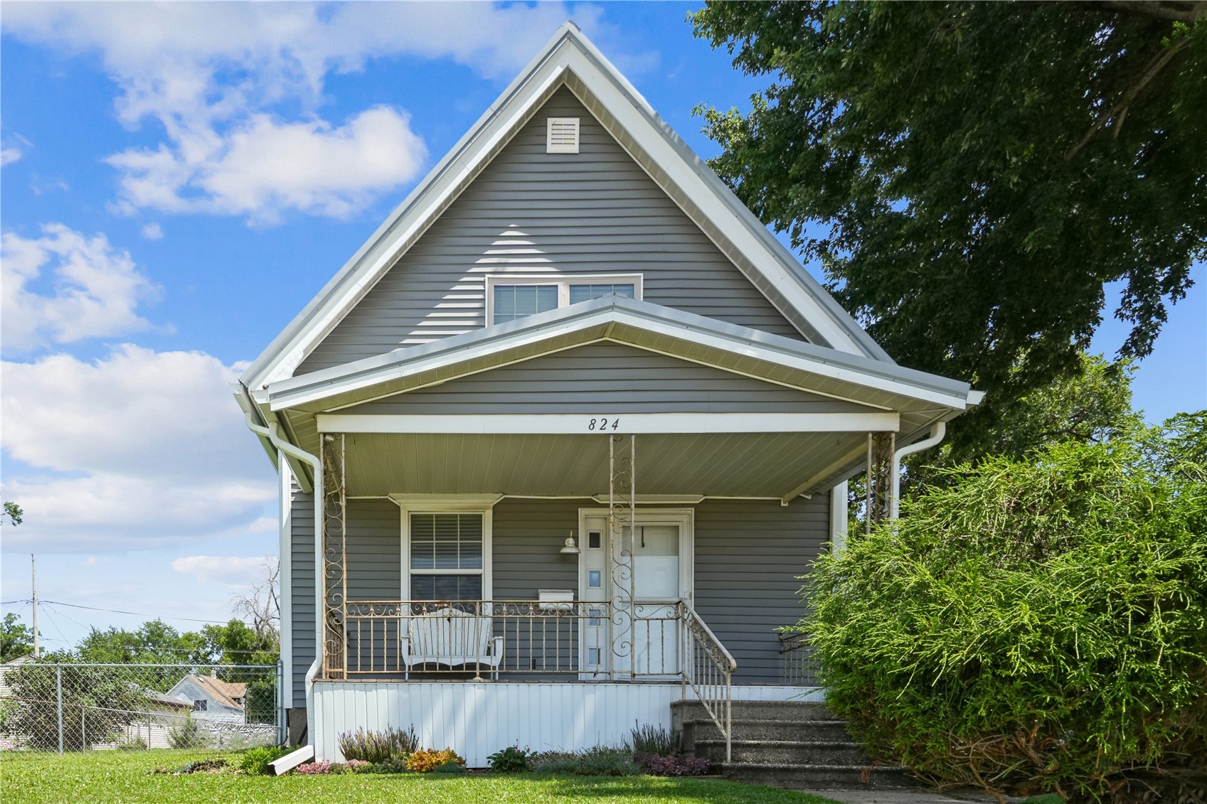 Cedar Rapids IA, 824 Center Pt Road