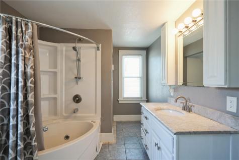824 Center Pt Road Cedar Rapids IA 52402