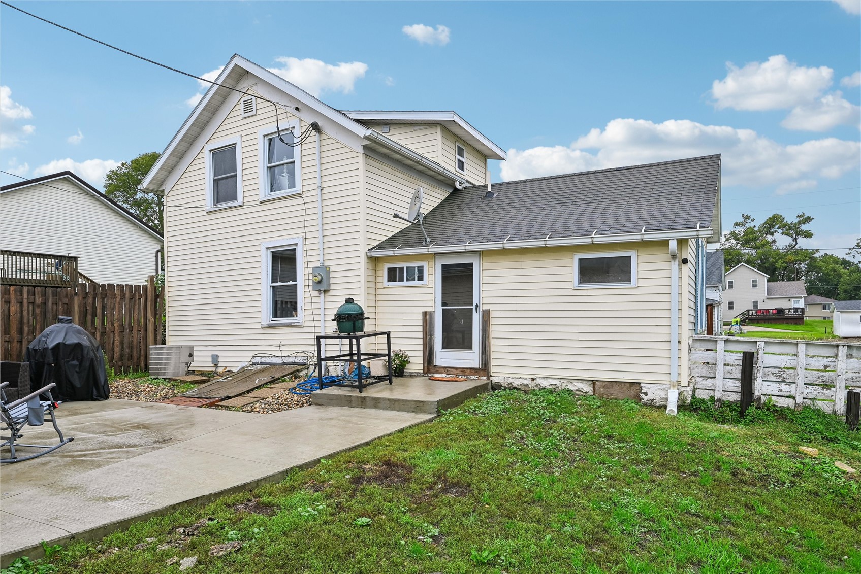 109 Tuttle Street E Norway IA 52318