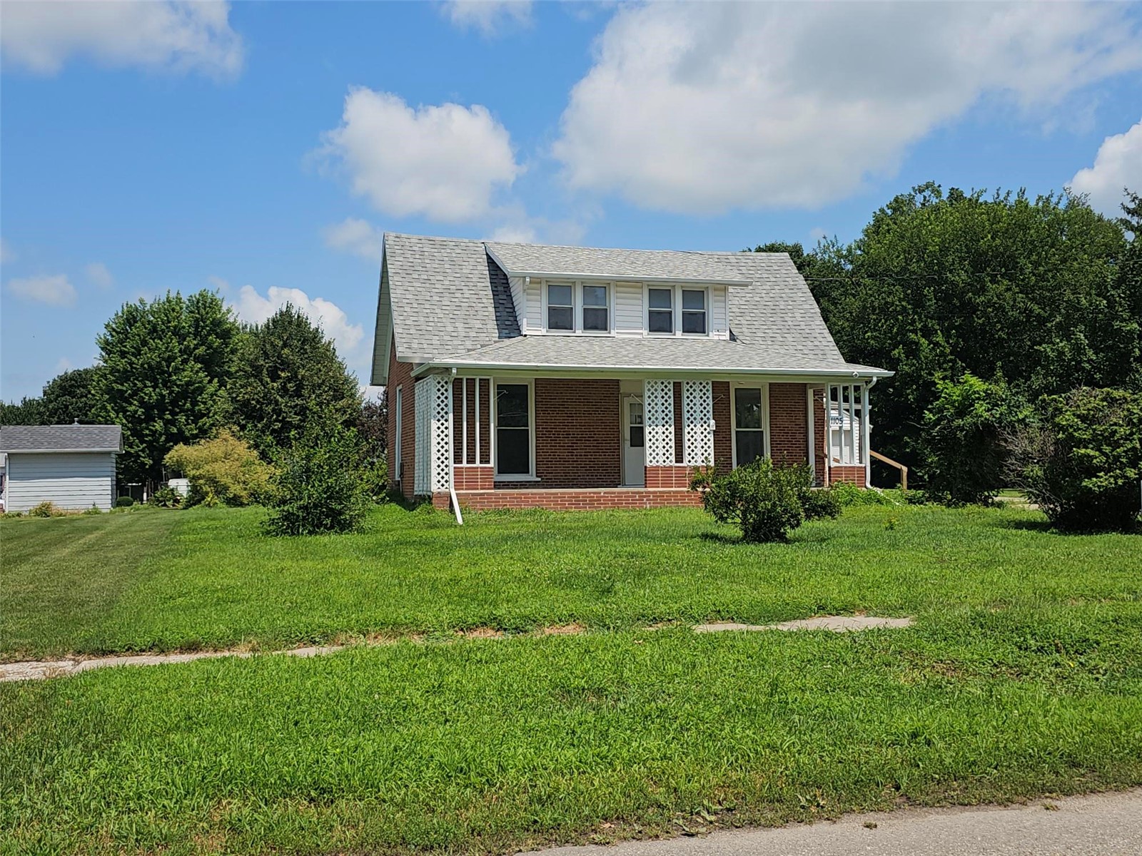 1105 5th Street E Vinton IA 52349