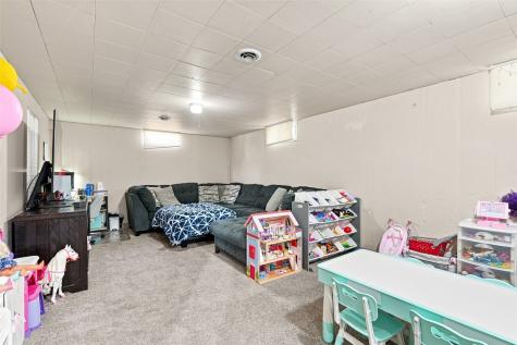 2075 Larry Drive NE Cedar Rapids IA 52402