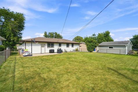2075 Larry Drive NE Cedar Rapids IA 52402
