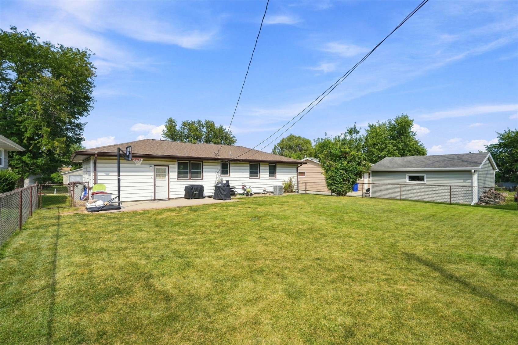 2075 Larry Drive NE Cedar Rapids IA 52402
