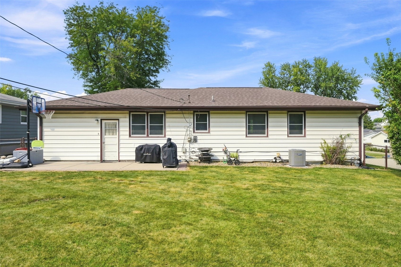 2075 Larry Drive NE Cedar Rapids IA 52402