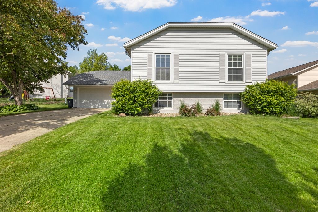 6909 Kent Drive NE Cedar Rapids IA 52402