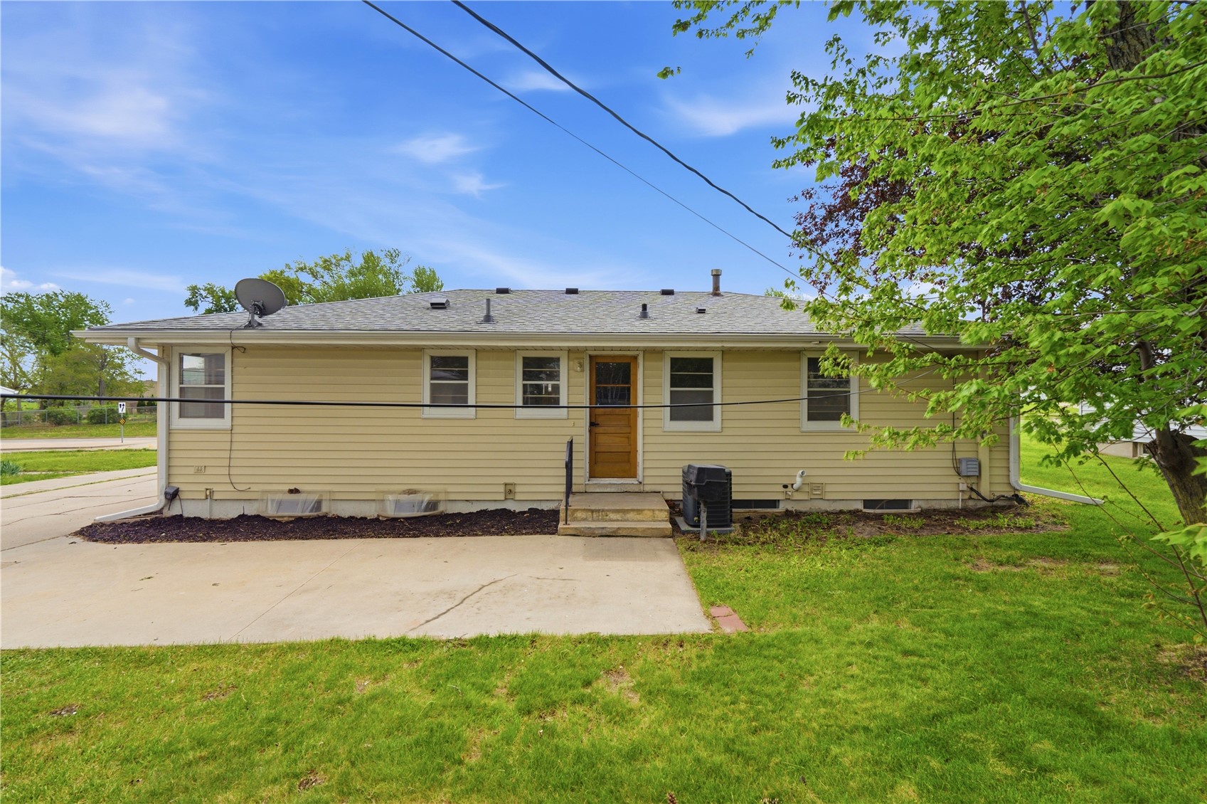 2058 42nd Street NE Cedar Rapids IA 52402