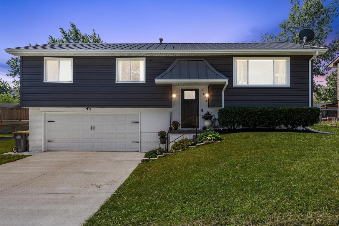 1225 Emmons Hiawatha IA 52233