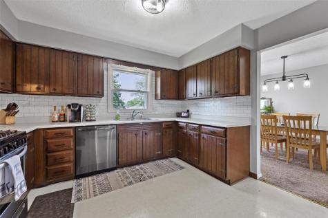 1225 Emmons Hiawatha IA 52233