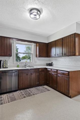 1225 Emmons Hiawatha IA 52233