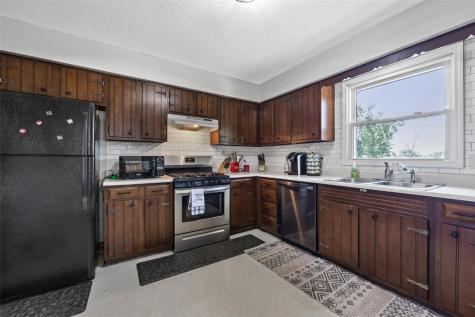 1225 Emmons Hiawatha IA 52233
