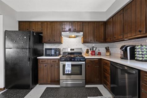1225 Emmons Hiawatha IA 52233