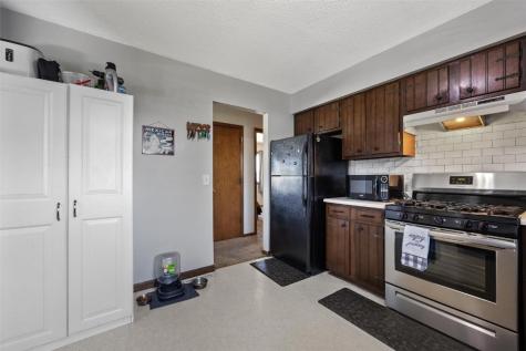 1225 Emmons Hiawatha IA 52233