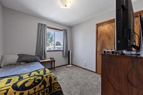 1225 Emmons Hiawatha IA 52233