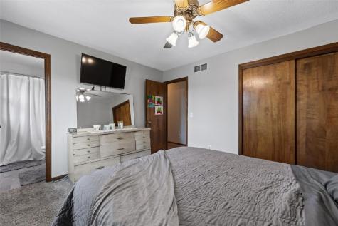 1225 Emmons Hiawatha IA 52233