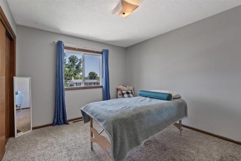 1225 Emmons Hiawatha IA 52233