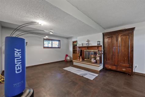 1225 Emmons Hiawatha IA 52233