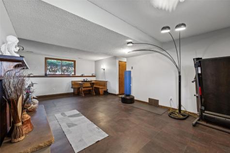 1225 Emmons Hiawatha IA 52233