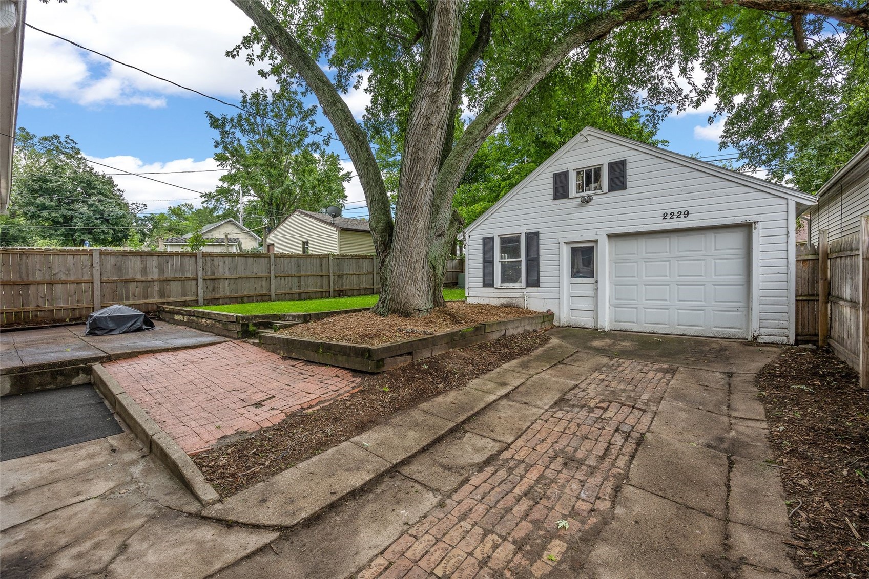 2229 Meadowbrook Drive SE Cedar Rapids IA 52403