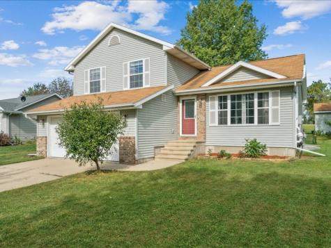 1865 Parkland Drive Ely IA 52227