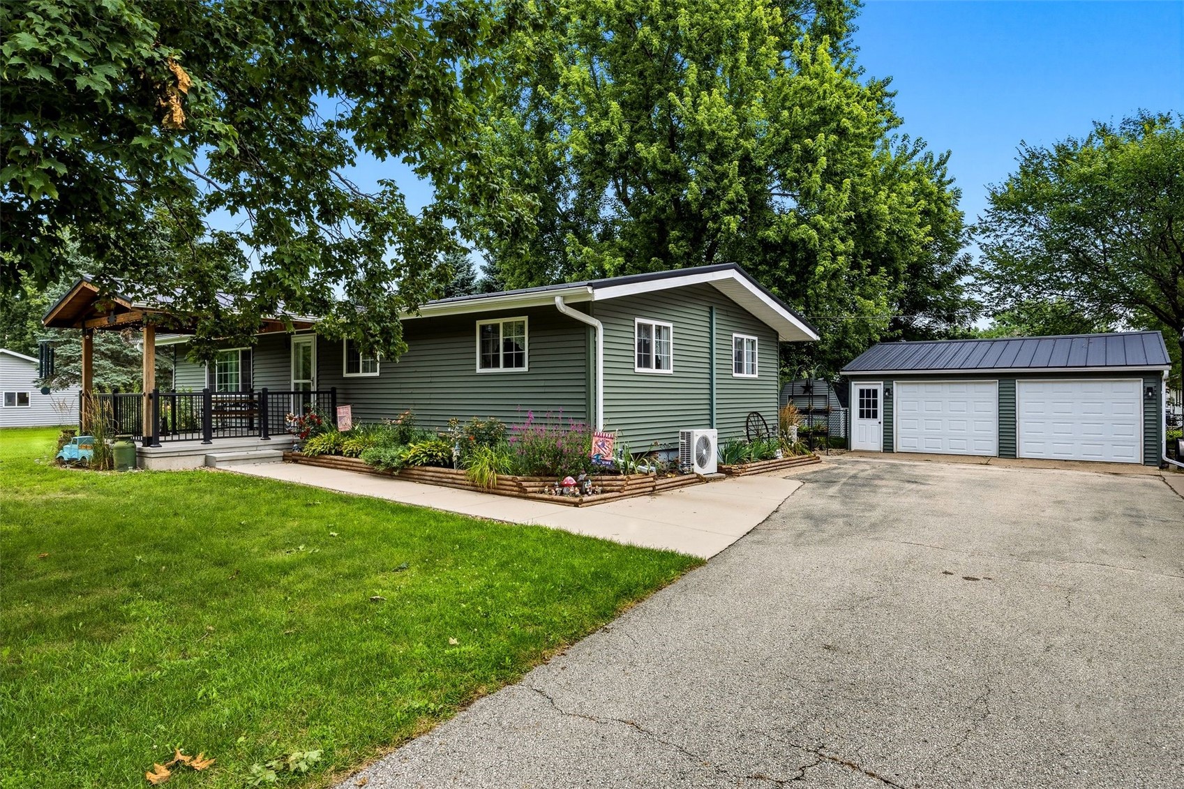 148 Delhi Road Manchester IA 52057