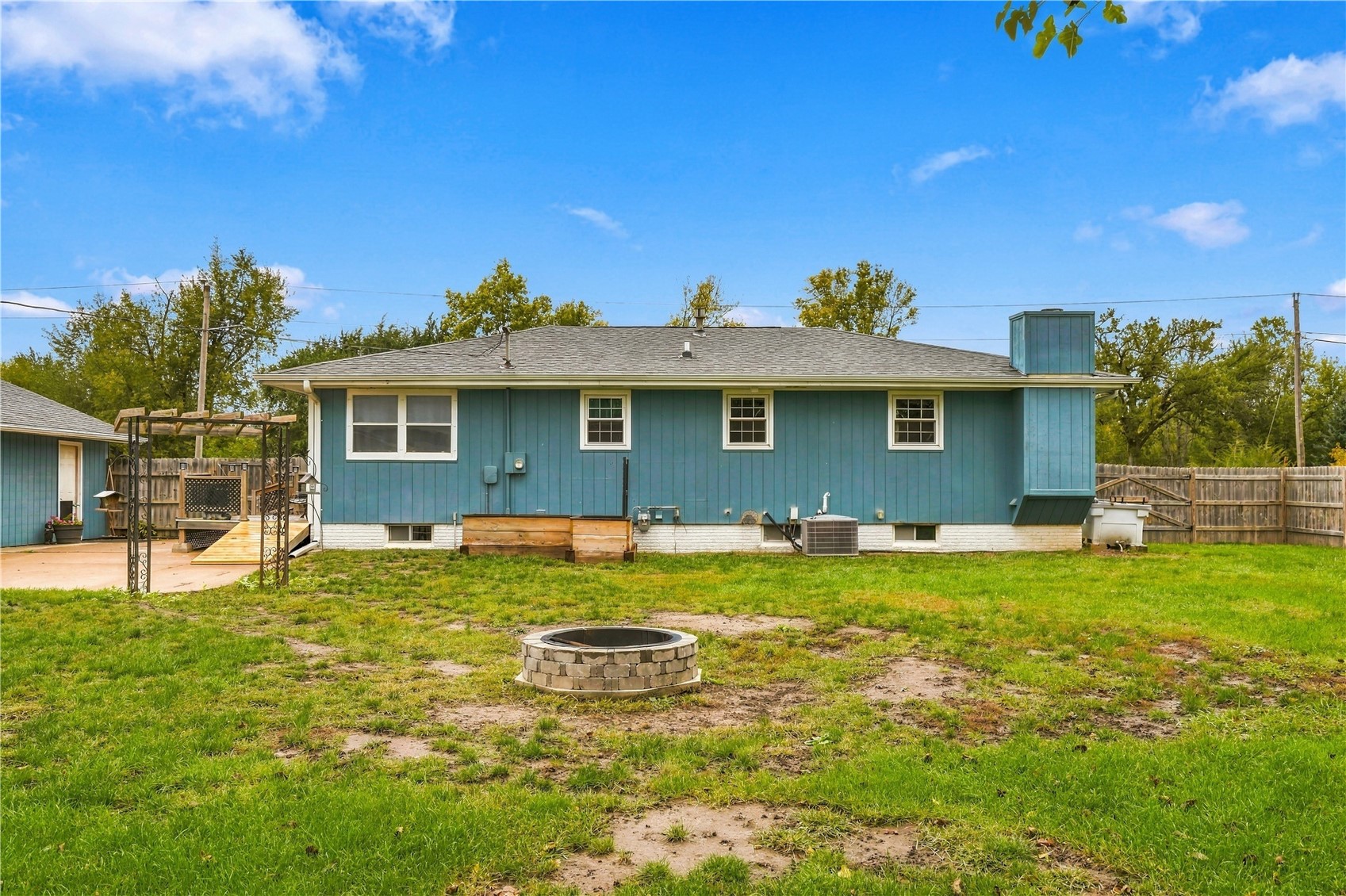 23 Drake Drive Palo IA 52324