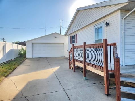4523 Regal Avenue NE Cedar Rapids IA 52402