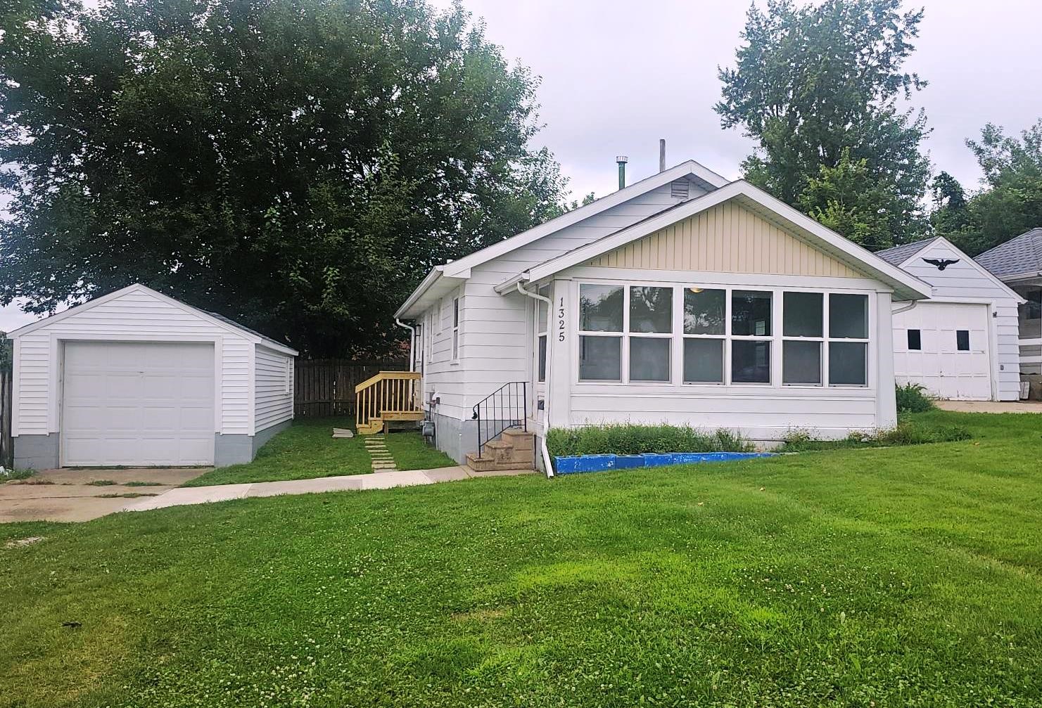 1325 Maplewood Drive NE Cedar Rapids IA 52402