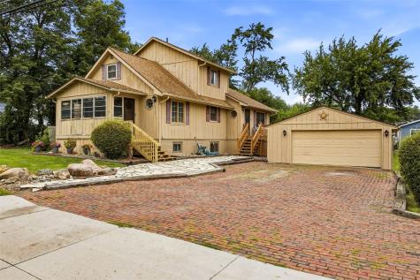 3812 Crestwood Drive NW Cedar Rapids IA 52405