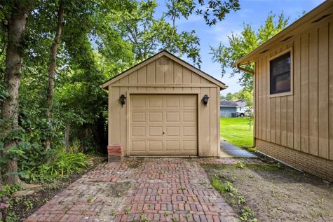 3812 Crestwood Drive NW Cedar Rapids IA 52405