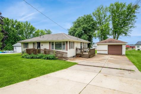 819 Valley Street Center Point IA 52213
