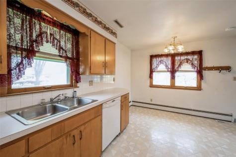 819 Valley Street Center Point IA 52213